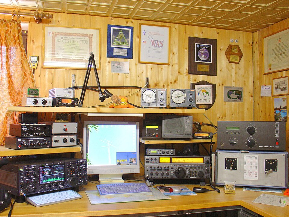 Datei:Amateurfunkstation.jpg
