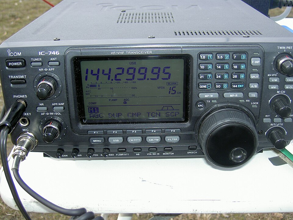 Datei:Funkgerät ICOM IC-746.jpg