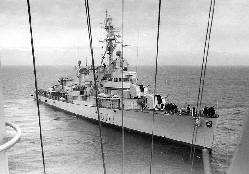 Datei:West German destroyer Z 2 (D 171) during a towing exercise in the North Sea, in March 1971.jpg