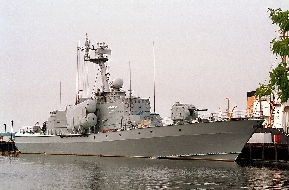 Datei:USNS Hiddensee (185NS9201) moored at Solomons Annex in August 1993.jpg